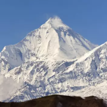 Fjellene i Hindukush-Himalaya-regionen er blant verdens høyeste. Derfor kan det ligge is og snø på dem selv om de ligger så tett på ekvator. (Foto: iStockphoto)