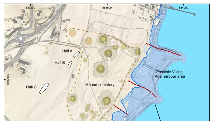 Kart over Borre som viser tidligere gravhauger på området og de tre bygningen (Hallene A, B og C). Legg også merke til at kystlinjen endres rundt år 800.