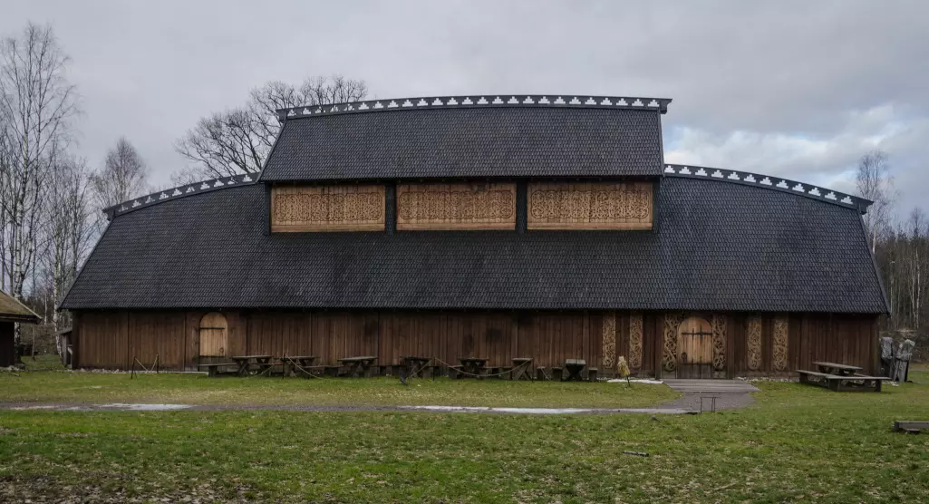 Rekonstruksjon: Dette er Gildehallen på Midgard vikingsenter i Borre som ble bygget i 2013 for å gjenskape vikingtiden. Forskere sier nå at sporene av de tre hallene som er funnet, tyder på at Borre var et særdeles viktig sted.
