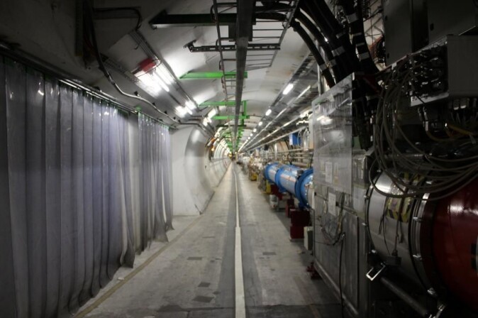 Proton Synchrotron- akseleratoren er en 'startakselerator' til den store 27 kilometerlange partikkelakseleratoren LHC, som befinner seg 100 meter under bakken og passerer gjennom Sveits og Frankrike. Proton Synchrotron- akseleratoren er en 'startakselerator' til den store 27 kilometerlange partikkelakseleratoren LHC, som befinner seg 100 meter under bakken og passerer gjennom Sveits og Frankrike.