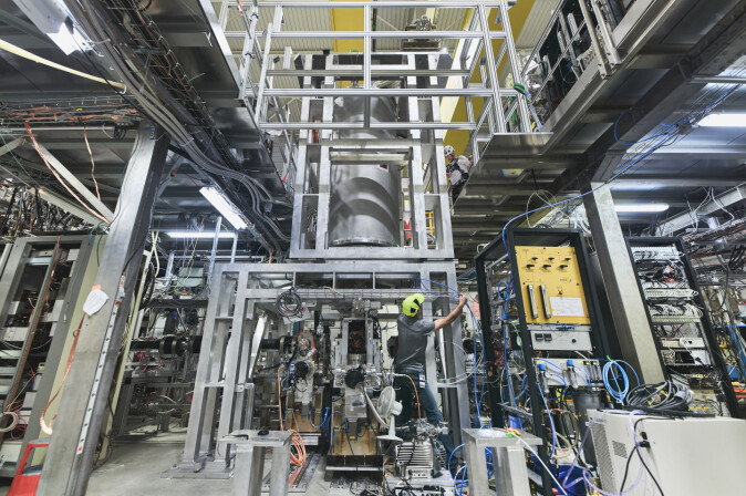 ALPHA-laboratoriet hos CERN ser kanskje rotete ut, men det krever stort teknisk talent å fange og måle antiatomer, forklarer Jeffrey Hangst. ALPHA-laboratoriet hos CERN ser kanskje rotete ut, men det krever stort teknisk talent å fange og måle antiatomer, forklarer Jeffrey Hangst.
