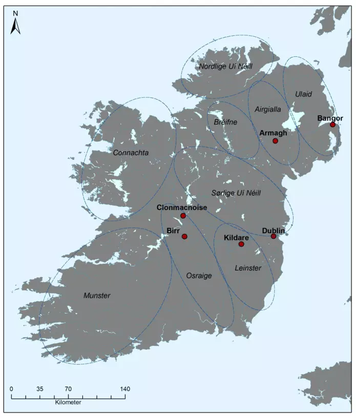 Irland med geografisk plassering av steder nevnt i teksten. Angivelse av de ulike historiske kongedømmene (ca. 500–800 e.Kr.) er i kursiv med territoriene anslagsvis markert. Etter Byrne 2001.