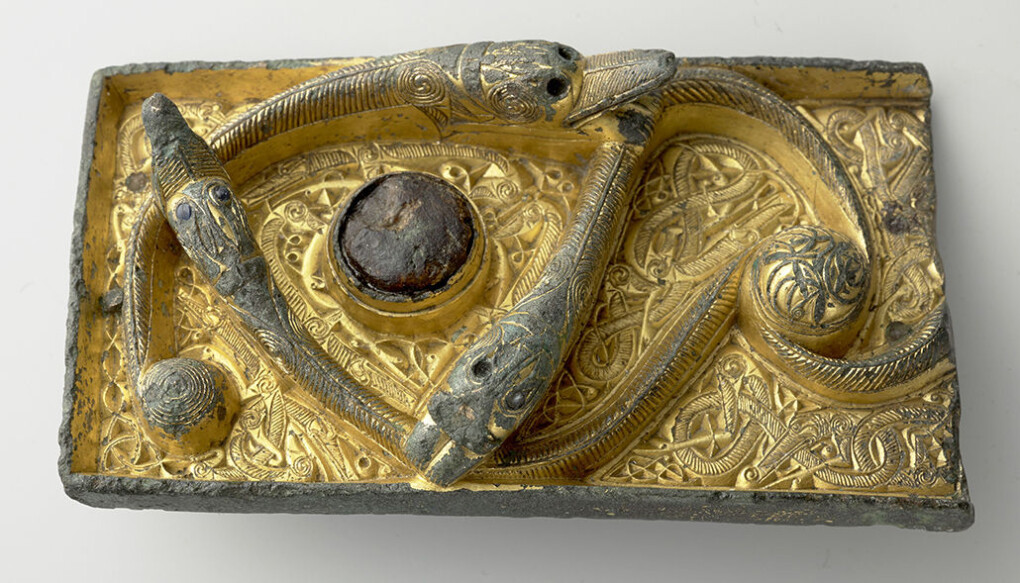 Forgylt beslag med ormedans funnet i en vikinggrav i Sunndal, Møre og Romsdal (C6185). Forgylt beslag med ormedans funnet i en vikinggrav i Sunndal, Møre og Romsdal (C6185).
