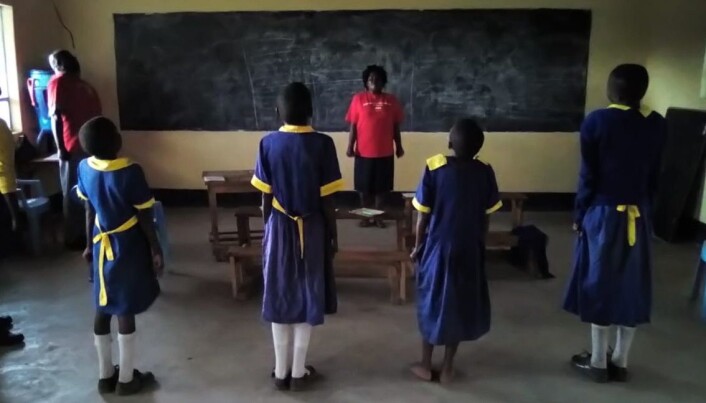 Kenyanske barn øver på stressmestring. Instruktøren er ikke helsepersonell, men har fått opplæring i terapi gjennom organisasjonen Ace Africa. Kenyanske barn øver på stressmestring. Instruktøren er ikke helsepersonell, men har fått opplæring i terapi gjennom organisasjonen Ace Africa.