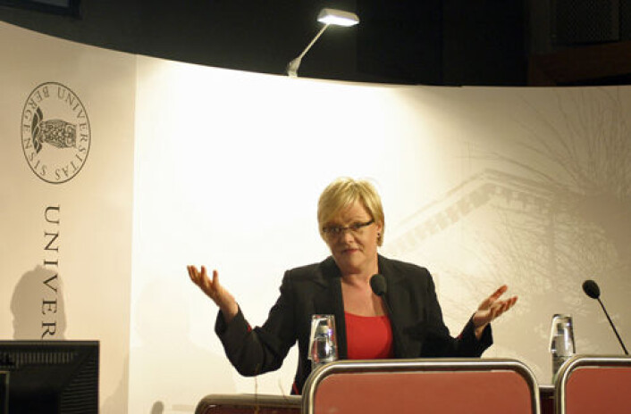 Kunnskapsminister Kristin Halvorsen mener det er for mange midlertidig ansatte på universiteter og høyskoler og vil ta de unge forskerne inn i varmen. (Foto: Andreas Graven) Kunnskapsminister Kristin Halvorsen mener det er for mange midlertidig ansatte på universiteter og høyskoler og vil ta de unge forskerne inn i varmen. (Foto: Andreas Graven)