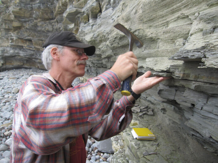 Geolog Paul Olsen fra Columbia University tar prøver av stein fra tida rundt masseutryddelsen for 201 564 000 år siden. (Foto: Kevin Krajick/Earth Institute) Geolog Paul Olsen fra Columbia University tar prøver av stein fra tida rundt masseutryddelsen for 201 564 000 år siden. (Foto: Kevin Krajick/Earth Institute)