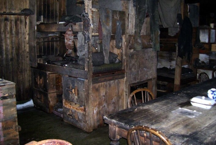 I Scott's Hut er det mat, klær og forskningsutstyr fra begynnelsen av 1900-tallet. I dag sørger myndighetene i New Zealand for å holde snøen vekk fra hytta, så den ikke blir begravet igjen. (Foto: Lin Padgham/Flickr) I Scott's Hut er det mat, klær og forskningsutstyr fra begynnelsen av 1900-tallet. I dag sørger myndighetene i New Zealand for å holde snøen vekk fra hytta, så den ikke blir begravet igjen. (Foto: Lin Padgham/Flickr)
