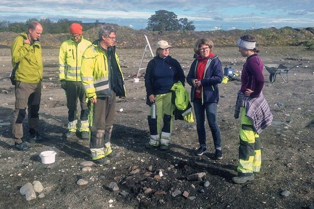 NGUs Anders Romundset (t.v.) i diskusjon med arkeolog Magnar Mojaren Gran. Ved siden av ser vi fra venstre arkeologene Ulf Fransson, Marte Mokkelbost, paleobotanikeren Kari Loe Hjelle, og arkeologen Aina Heen-Pettersen. NGUs Anders Romundset (t.v.) i diskusjon med arkeolog Magnar Mojaren Gran. Ved siden av ser vi fra venstre arkeologene Ulf Fransson, Marte Mokkelbost, paleobotanikeren Kari Loe Hjelle, og arkeologen Aina Heen-Pettersen.