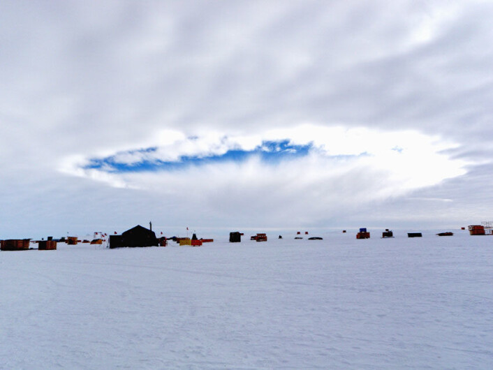Hull i skydekket over en forskningsbase på Antarktis, forårsaket av et fly. Bildet er tatt ved West Antarctic Ice Sheet Divide Camp i desember 2009. Hullet i skydekket, som antagelig skyldes et LC 130 transportfly, dukket først opp på horisonten og beveget seg deretter mot kameraet. (Foto: Erik Zrubek og Michael Carmody/Science/AAAS) Hull i skydekket over en forskningsbase på Antarktis, forårsaket av et fly. Bildet er tatt ved West Antarctic Ice Sheet Divide Camp i desember 2009. Hullet i skydekket, som antagelig skyldes et LC 130 transportfly, dukket først opp på horisonten og beveget seg deretter mot kameraet. (Foto: Erik Zrubek og Michael Carmody/Science/AAAS)