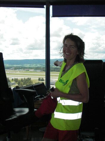 Forsker Helen French under feltforsøk ved Oslo Lufthavn. (Foto: Ivar Grydeland) Forsker Helen French under feltforsøk ved Oslo Lufthavn. (Foto: Ivar Grydeland)