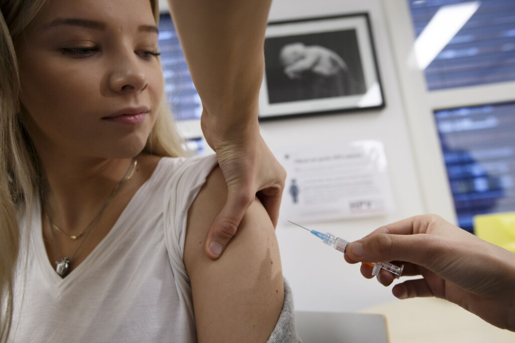 I Norge tilbys HPV-vaksinen gratis til jenter og gutter i 7. klasse. I Norge tilbys HPV-vaksinen gratis til jenter og gutter i 7. klasse.