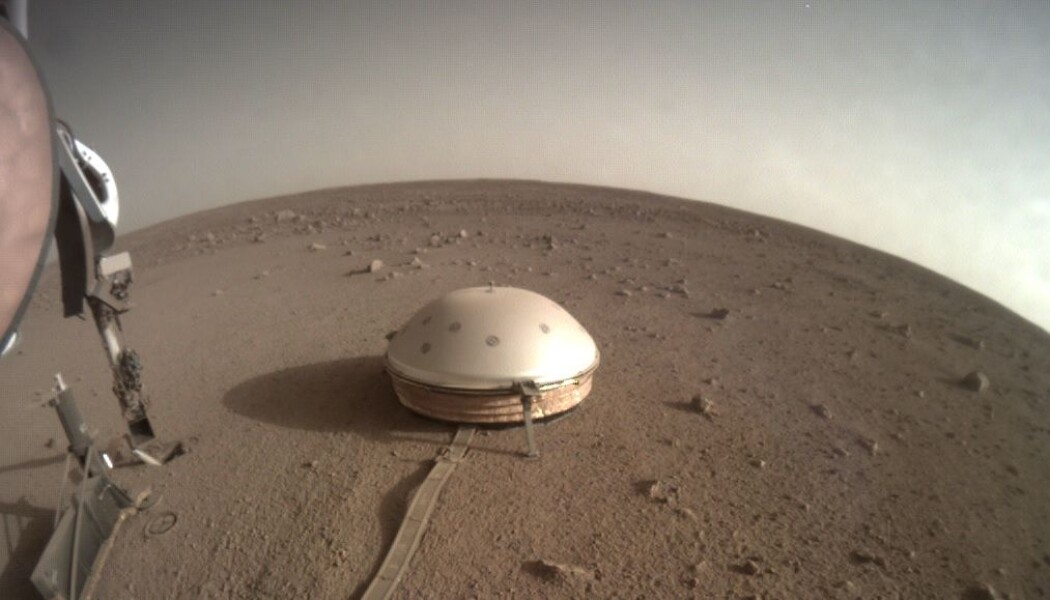 Mars Insight har selv tatt bilde av seismometeret, som måler skjelvinger i Mars-overflaten. Mars Insight har selv tatt bilde av seismometeret, som måler skjelvinger i Mars-overflaten.