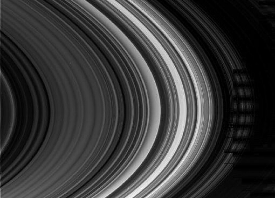 Dette bildet ble tatt av romsonden Cassini 13. februar 2013 og mottatt på jorda 15.februar. Vidvinkelkameraet på sonden pekte mont ringene fra en avstand av 571 729 kilometer. (Foto: NASA)