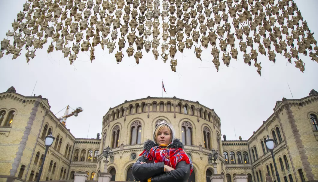The sami artist Máret Ánne Sara displayed her work of art Pile o´Sápmi, an installation of 400 reindeer heads, in front of the Norwegian parliament in 2017 - at the same time her brother, the young reindeer herder Jovsset Ante Sara was trying his case in court to keep his reindeer herd intact.