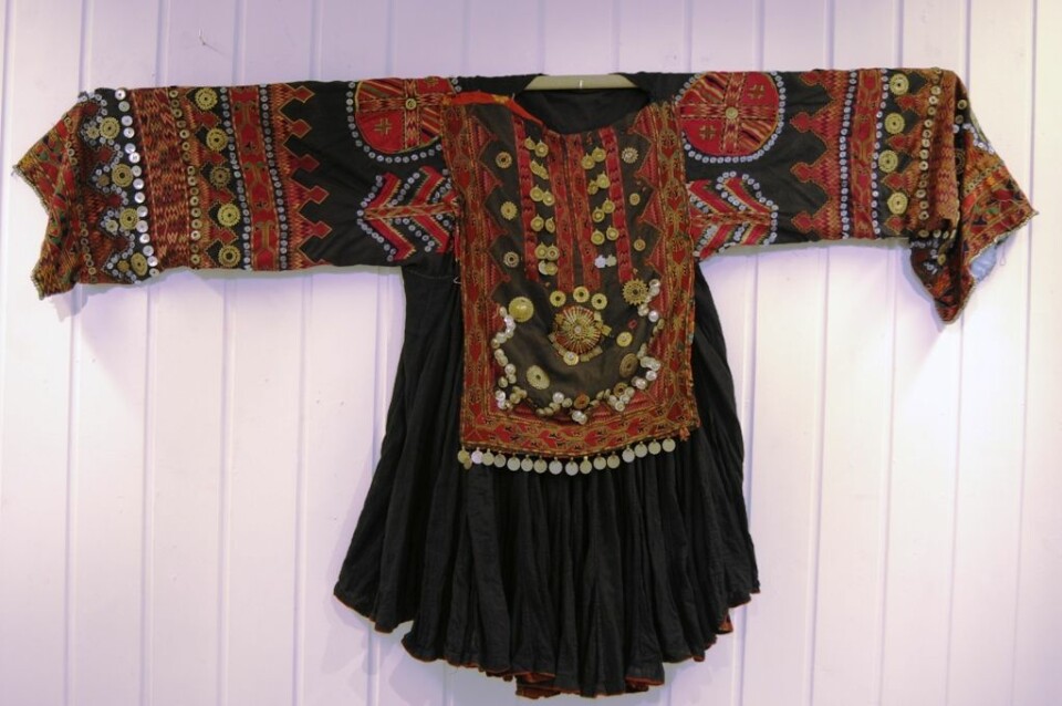 Den ene av kjolene fra Kohistan. Bildet viser er fra en utstilling på Eidsvoll hovedgård i 2008, der begge draktene ble vist frem. Foto: (Foto: Lise Emilie Talleraas)