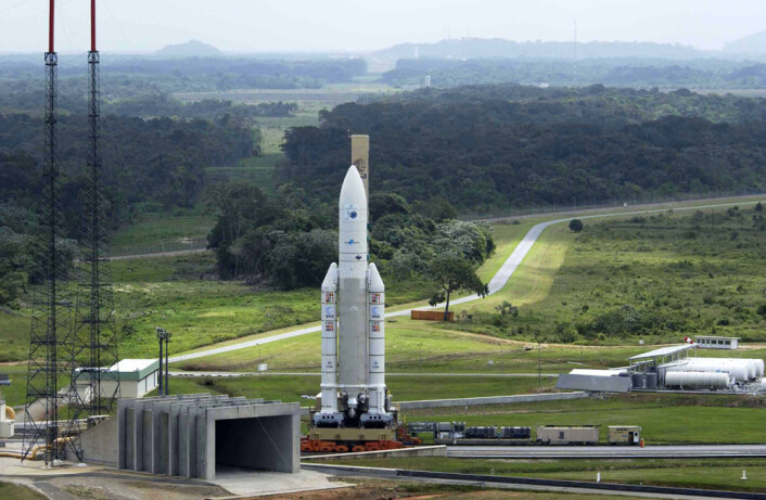 Ariane 5-raketten med ENVISAT rulles ut til rampen på ESAs oppskytningssenter ved Kourou i Fransk Guyana i 2002. (Foto: ESA) Ariane 5-raketten med ENVISAT rulles ut til rampen på ESAs oppskytningssenter ved Kourou i Fransk Guyana i 2002. (Foto: ESA)