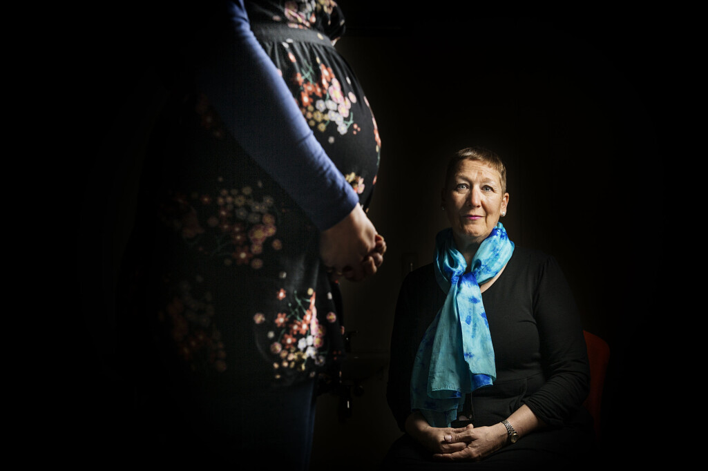 – For å passe på at vi beholder jordmødre i yrket, er det helt nødvendig at fødeavdelingene får flere ansatte, sier forsker Mirjam Lukasse. – For å passe på at vi beholder jordmødre i yrket, er det helt nødvendig at fødeavdelingene får flere ansatte, sier forsker Mirjam Lukasse.