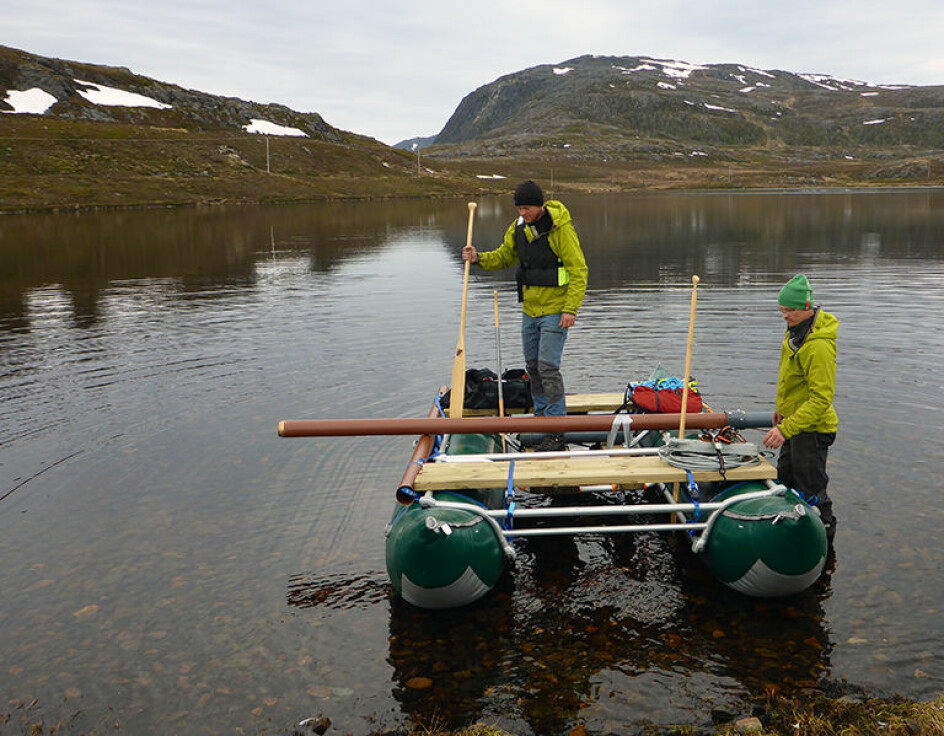 Feltarbeidet innebærer at forskerne tar seg ut på små innsjøer og borer seg ned i sedimentene på sjøbunnen med forskjellig boreutstyr. Her ser vi Anders Romundset og Thomas Lakeman gjør seg klar til arbeid på Seiland i Finnmark.