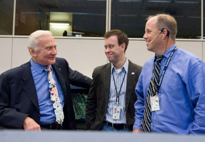 Edwin Aldrin (t.v.) sammen med NASA-talsmann Josh Byerly og Flight Director Ron Spencer i kontrollrommet for Den internasjonale romstasjonen, juli 2009. (Foto: NASA/Harnett) Edwin Aldrin (t.v.) sammen med NASA-talsmann Josh Byerly og Flight Director Ron Spencer i kontrollrommet for Den internasjonale romstasjonen, juli 2009. (Foto: NASA/Harnett)