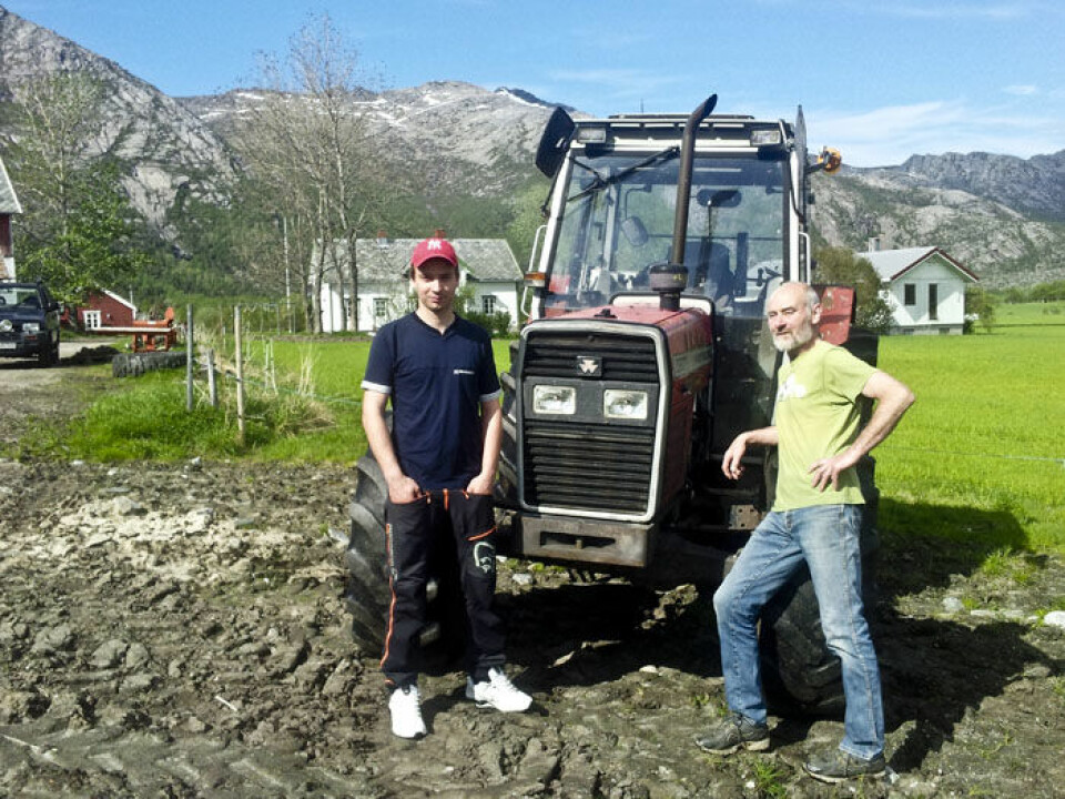 Ulrik Sivertsen (23) har traktorgenet og tar over gården i Steigen etter faren Knut Sivertsen (63). (Foto: Privat)