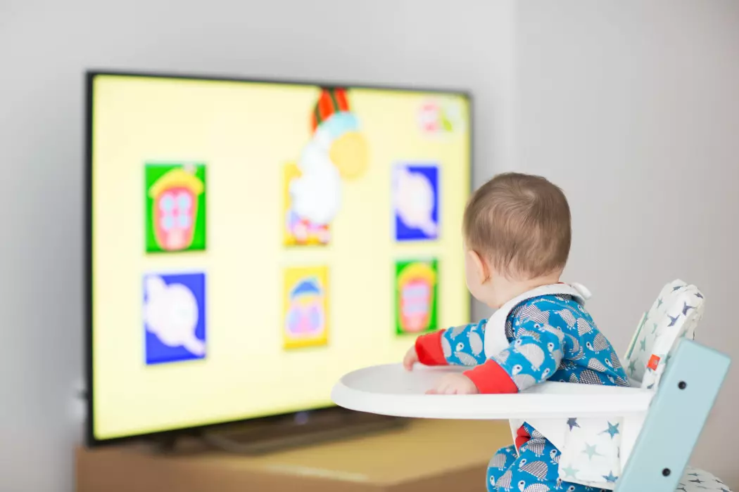 Er nettbrettet, TV-en og mobilen blitt vår tids nye sutteklut? Eller en billig, digital barnevakt?