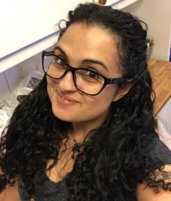 – Oppdrettslaks lever saman på liten plass, derfor vert dei vaksinerte for å hindra smittsame sjukdommar i å bryta ut, seier Adriana Andresen. – Oppdrettslaks lever saman på liten plass, derfor vert dei vaksinerte for å hindra smittsame sjukdommar i å bryta ut, seier Adriana Andresen.
