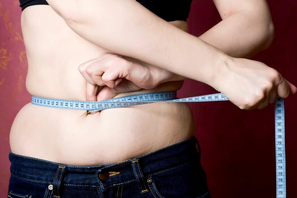 'Overvekt er et globalt helseproblem, og mange vil kvitte seg med et kilo eller fem. Men hva fungerer?' (Foto: Colourbox)