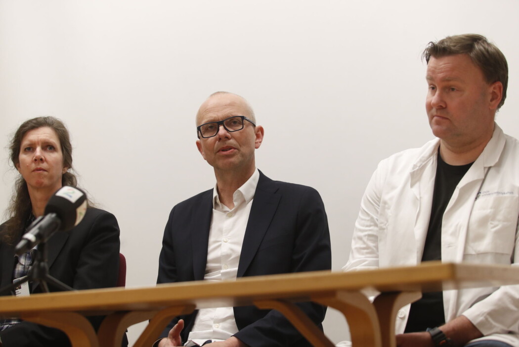 Administrerende direktør for Oslo universitetssykehus Bjørn Atle Bjørnbeth (i midten) kunne fredag kveld bekrefte at en av deres ansatte er blitt smittet av koronaviruset. Administrerende direktør for Oslo universitetssykehus Bjørn Atle Bjørnbeth (i midten) kunne fredag kveld bekrefte at en av deres ansatte er blitt smittet av koronaviruset.