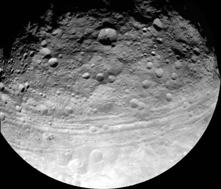 Bilde av Vesta fra 24. juli på 5200 km avstand.  Legg merke til rillemønsteret like sør for ekvator. (Foto: NASA/JPL-Caltech/UCLA/MPS/DLR/IDA)