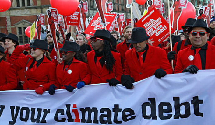 Miljøpolitikk utformes i samspill mellom ekspertise og lekfolk. Her fra en demonstrasjon mot klimaforhandlingene i København i 2009. (Foto: Shutterstock) Miljøpolitikk utformes i samspill mellom ekspertise og lekfolk. Her fra en demonstrasjon mot klimaforhandlingene i København i 2009. (Foto: Shutterstock)