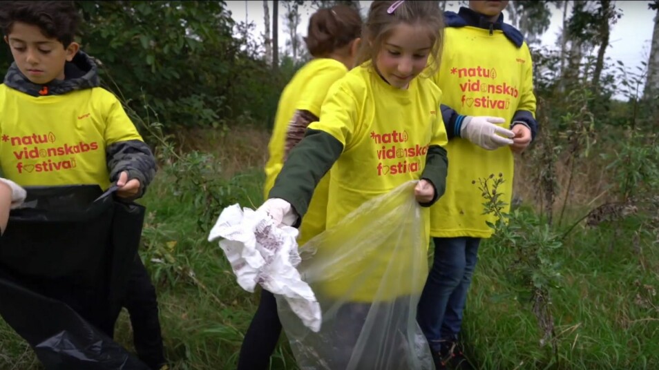 57 000 danske elever plukket plast. Slik fant forskerne ut hvor mye plastsøppel det er i naturen.