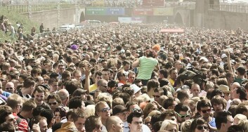 Folkemengden i området der trengselen oppsto, noen timer før selve katastrofen under Love Parade. Det var ikke mengdens panikk, men fysikkens lover som førte til de tragiske dødsfallene, mener forskerne. (Foto: Arne Müseler/Wikimedia Creative Commons) Folkemengden i området der trengselen oppsto, noen timer før selve katastrofen under Love Parade. Det var ikke mengdens panikk, men fysikkens lover som førte til de tragiske dødsfallene, mener forskerne. (Foto: Arne Müseler/Wikimedia Creative Commons)