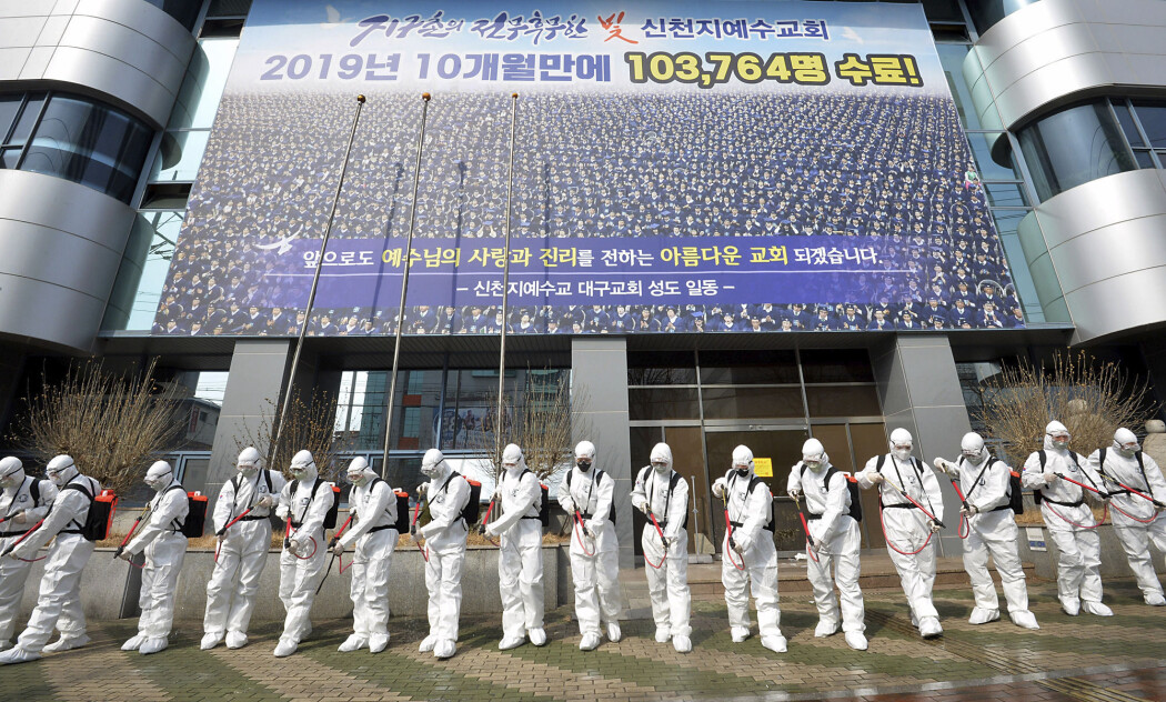 Soldater fra Sør-Koreas militære sprayer desinfiserende middel i gatene i Daegu. Over 3000 personer har dødd av covid-19. Soldater fra Sør-Koreas militære sprayer desinfiserende middel i gatene i Daegu. Over 3000 personer har dødd av covid-19.