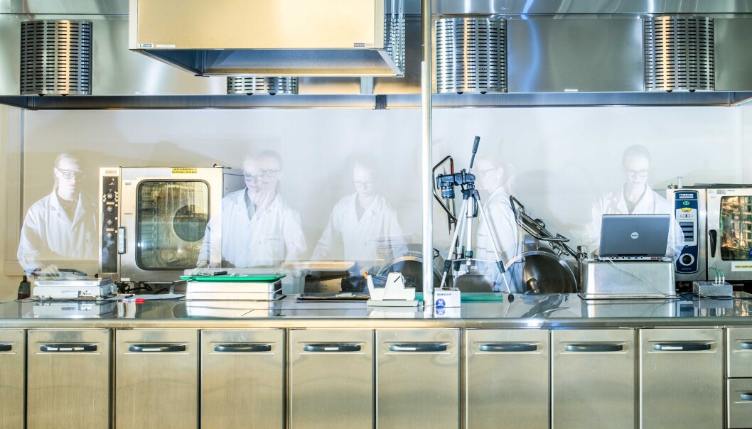 Mange parametere skal tas hensyn til i jakten på den perfekte varmebehandling av torsk. Marthe Jordbrekk Blikra har i sitt doktorgradsarbeid mange og lange økter med prøving og feiling på prosesskjøkkenet. Mange parametere skal tas hensyn til i jakten på den perfekte varmebehandling av torsk. Marthe Jordbrekk Blikra har i sitt doktorgradsarbeid mange og lange økter med prøving og feiling på prosesskjøkkenet.