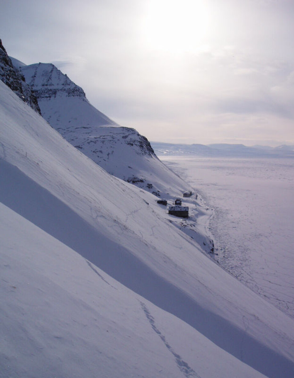 Restene av den russiske bosettingen Grumant ved Isfjorden på Svalbard. (Foto: Audun Stien)