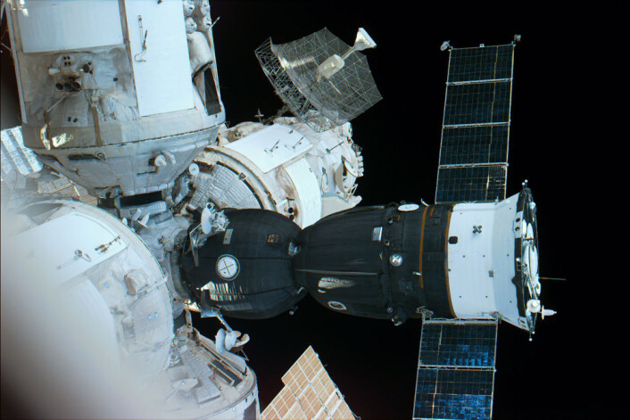 Romtasjonen MIR og Soyuz TM-24 fotografert fra romferga Atlantis i 1996. (Foto: NASA) Romtasjonen MIR og Soyuz TM-24 fotografert fra romferga Atlantis i 1996. (Foto: NASA)