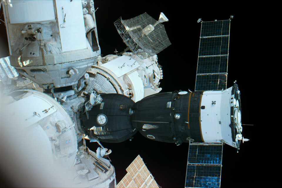 Romtasjonen MIR og Soyuz TM-24 fotografert fra romferga Atlantis i 1996. (Foto: NASA)