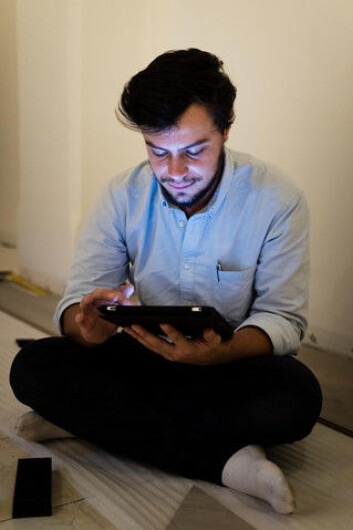 Kanskje kan en iPad faktisk ha en antidepressiv virkning – hvis den brukes om morgenen i vintermørket. (Foto: Colourbox) Kanskje kan en iPad faktisk ha en antidepressiv virkning – hvis den brukes om morgenen i vintermørket. (Foto: Colourbox)