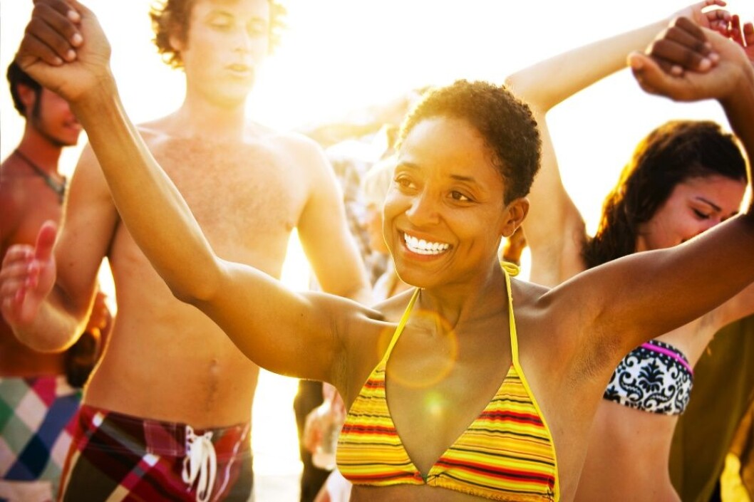 Det er akkurat når musikken etterlater et «hull» der du forventer et trommeslag at kroppen setter i gang med å danse. (Foto: Rawpixel, Microstock) Det er akkurat når musikken etterlater et «hull» der du forventer et trommeslag at kroppen setter i gang med å danse. (Foto: Rawpixel, Microstock)