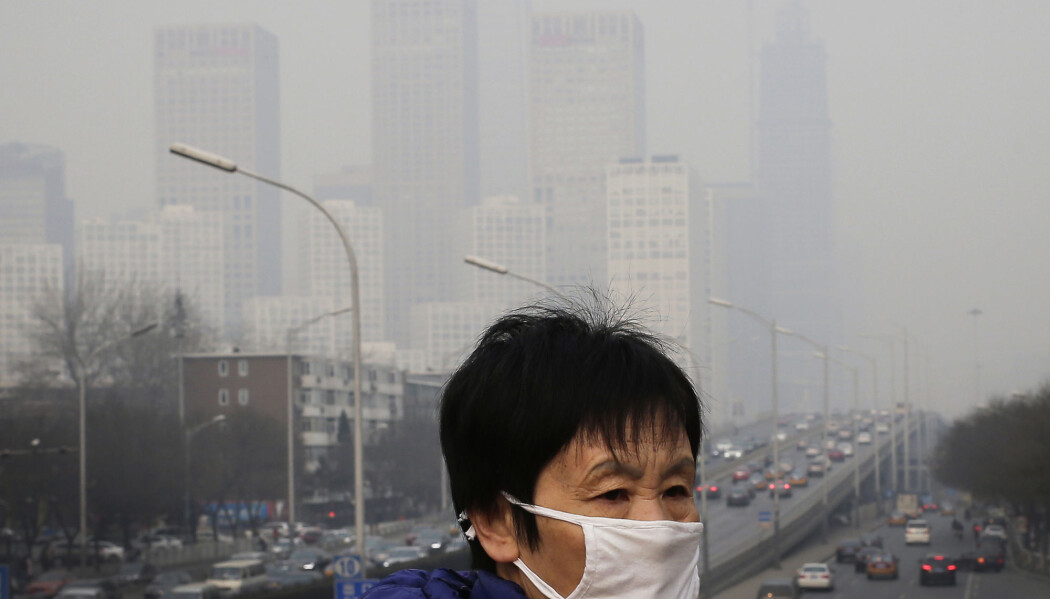 En kvinne går med maske for å beskytte seg mot luftforurensingen i Beijing. Røyken ligger rundt bygningene i finansdistriktet i den kinesiske hovedstaden. Ifølge en studie er Asia hardest rammet av luftforurensning, og i gjennomsnitt får mennesker i Kina forkortet livet sitt med 4,1 år. En kvinne går med maske for å beskytte seg mot luftforurensingen i Beijing. Røyken ligger rundt bygningene i finansdistriktet i den kinesiske hovedstaden. Ifølge en studie er Asia hardest rammet av luftforurensning, og i gjennomsnitt får mennesker i Kina forkortet livet sitt med 4,1 år.