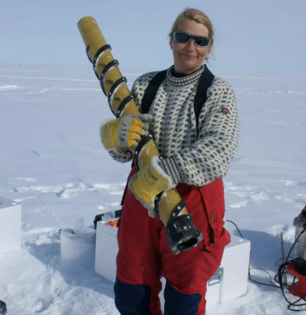 Forsker og glasiolog Elisabeth Isaksson under feltarbeid på isen i Antarktis.