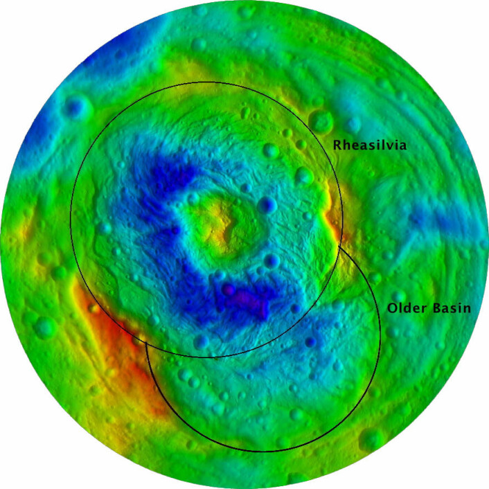 Fig. 2. Fargekodet topografi av sørlige halvkule.  Vestas diameter er cirka 530 km og Rheasilvia-krateret har en diameter på 440 km.  Rød og blå-fiolette fargetoner viser områder som ligger henholdsvis 15-18 km over og 15-18 km under middelhøyden. (Foto: (Bilde: NASA/JPL-Caltech/UCLA/MPS/DLR/IDA))