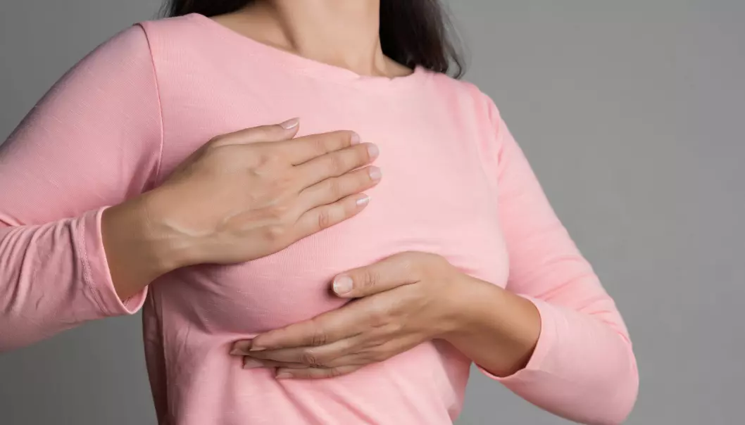 Forskere har avdekket at mammografi sjeldnere avdekker brystkreft hos kvinner med brystproteser.