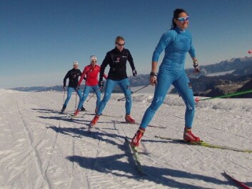 Pensumbøkene er med i bagasjen også når Team NTNU er på treningssamlingar. Her frå skisporet i Ramsau i Austerrike. (Foto: Lars Litlere) Pensumbøkene er med i bagasjen også når Team NTNU er på treningssamlingar. Her frå skisporet i Ramsau i Austerrike. (Foto: Lars Litlere)