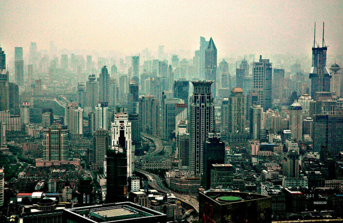 Selv om Shanghai kan se ut som en død steinørken på dette bildet, arbeider kineserne hardt for å gjøre byene mer miljøvennlige. Byborgere er grønnere enn sine medborgere på landet, mener britisk byutviklingsrådgiver. (Foto: Peter Morgan, Wikimedia Commons) Selv om Shanghai kan se ut som en død steinørken på dette bildet, arbeider kineserne hardt for å gjøre byene mer miljøvennlige. Byborgere er grønnere enn sine medborgere på landet, mener britisk byutviklingsrådgiver. (Foto: Peter Morgan, Wikimedia Commons)