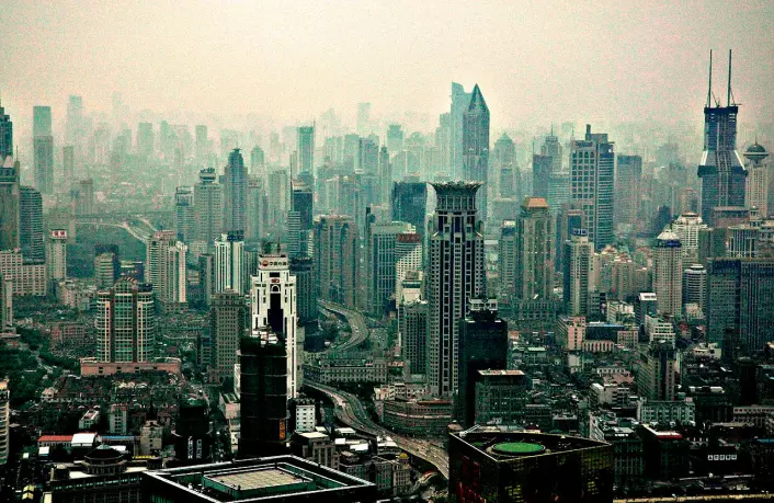 Selv om Shanghai kan se ut som en død steinørken på dette bildet, arbeider kineserne hardt for å gjøre byene mer miljøvennlige. Byborgere er grønnere enn sine medborgere på landet, mener britisk byutviklingsrådgiver. (Foto: Peter Morgan, Wikimedia Commons)