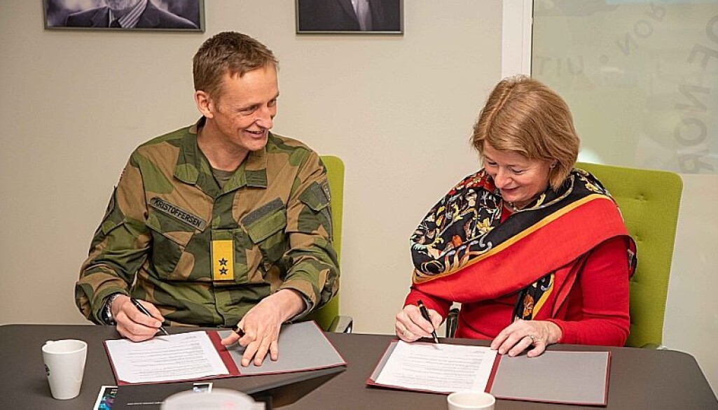 Avtalen signeres av Eirik Kristoffersen, generalmajor i Hæren og Anne Husebekk, rektor ved UiT. Avtalen signeres av Eirik Kristoffersen, generalmajor i Hæren og Anne Husebekk, rektor ved UiT.