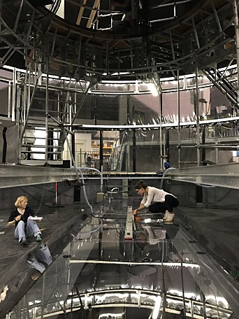Elin Darelius og Nadine Steiger forbereder eksperimentene i den roterende tanken i Grenoble. Glassfjellet Nadine sitter på er Antarktis, mens Elin har satt seg på havbunnen utenfor. Elin Darelius og Nadine Steiger forbereder eksperimentene i den roterende tanken i Grenoble. Glassfjellet Nadine sitter på er Antarktis, mens Elin har satt seg på havbunnen utenfor.