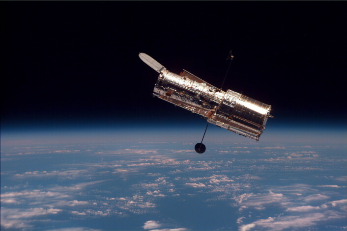 Her er romteleskopet Hubble. Bildet er tatt fra romferga Discovery i 1997. (Foto: NASA) Her er romteleskopet Hubble. Bildet er tatt fra romferga Discovery i 1997. (Foto: NASA)