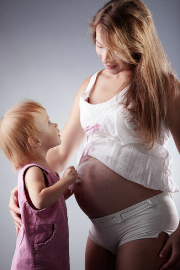 Mer og mer forskning tyder på at kjemikalier bidrar til fedmeepidemien. Dansk forskning viser at PCB og DDE i mors mage fører til overvektige døtre. (Foto: Colourbox)